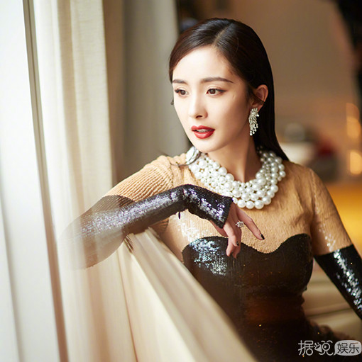 范冰冰不露耳朵是因为它丑 杨幂拍照露左脸原来是因为这个……