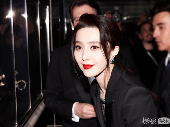 范冰冰不露耳朵是因为它丑 杨幂拍照露左脸原来是因为这个……