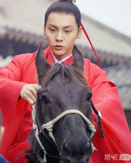 《醉玲珑》刘诗诗演绎深情霸气的凤卿尘 貌可倾国倾城，威可震撼八方