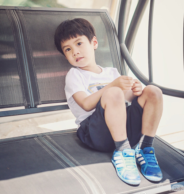 袁咏仪儿子太帅被求出道 星二代告诉你基因的重要性！