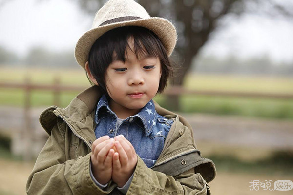 袁咏仪儿子太帅被求出道 星二代告诉你基因的重要性！