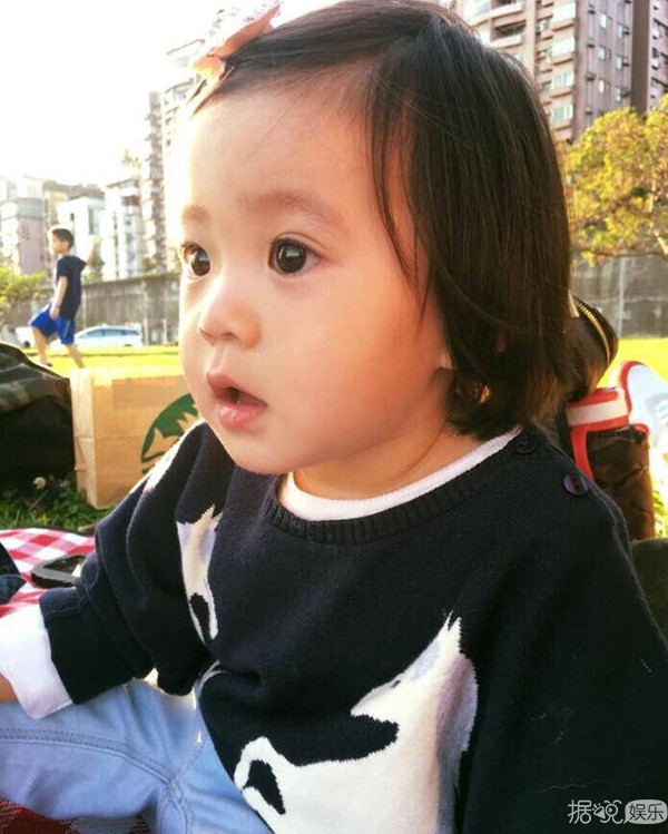 袁咏仪儿子太帅被求出道 星二代告诉你基因的重要性！