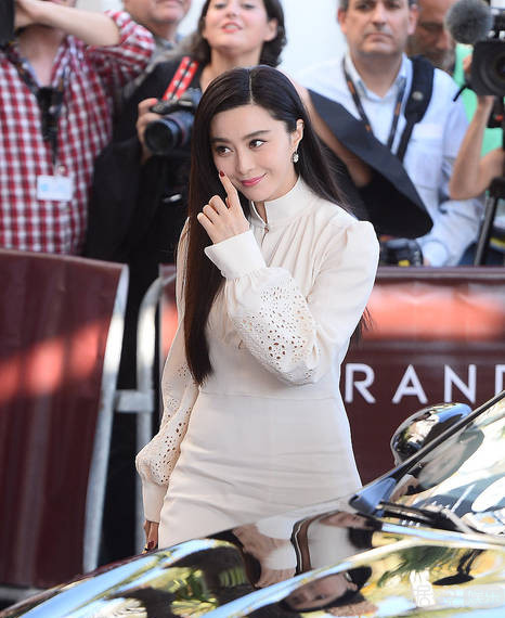 范冰冰首次以评委身份亮相戛纳红毯，此次的她会以何种造型艳压群芳呢？