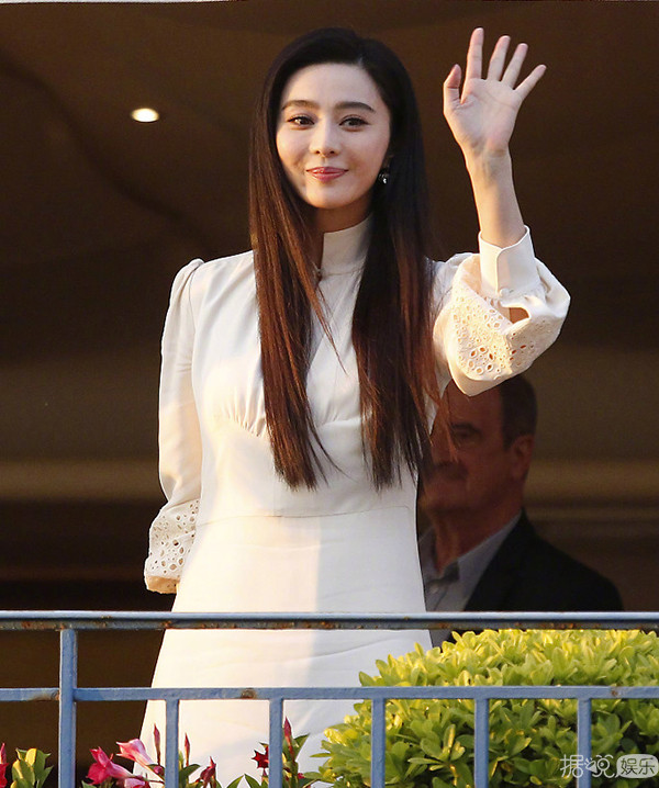 范冰冰首次以评委身份亮相戛纳红毯，此次的她会以何种造型艳压群芳呢？