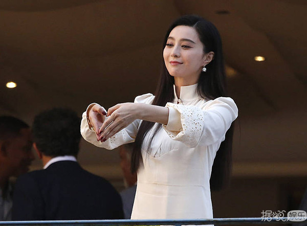 范冰冰首次以评委身份亮相戛纳红毯,此次的她会以何种造型艳压群芳呢? 范冰冰首次以评委身份亮相戛纳红毯,此次的她会以何种造型艳压群芳呢?