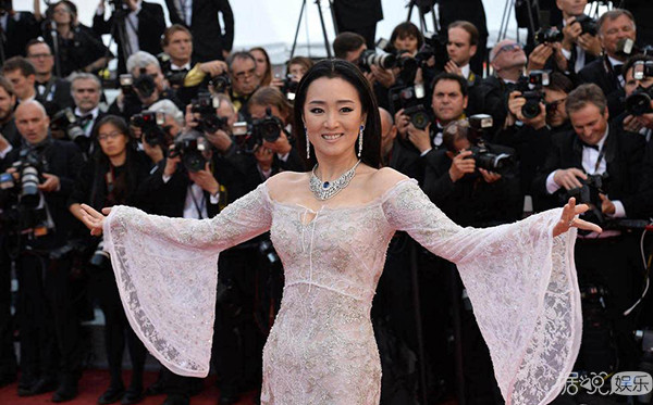 范冰冰首次以评委身份亮相戛纳红毯，此次的她会以何种造型艳压群芳呢？