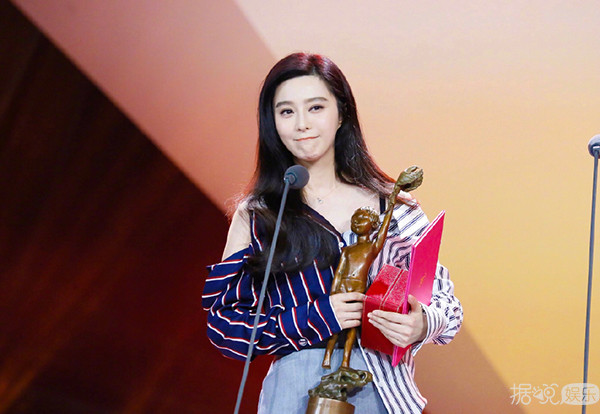 范冰冰首次以评委身份亮相戛纳红毯，此次的她会以何种造型艳压群芳呢？