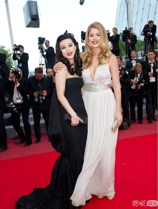 范冰冰首次以评委身份亮相戛纳红毯,此次的她会以何种造型艳压群芳呢? 范冰冰首次以评委身份亮相戛纳红毯,此次的她会以何种造型艳压群芳呢?
