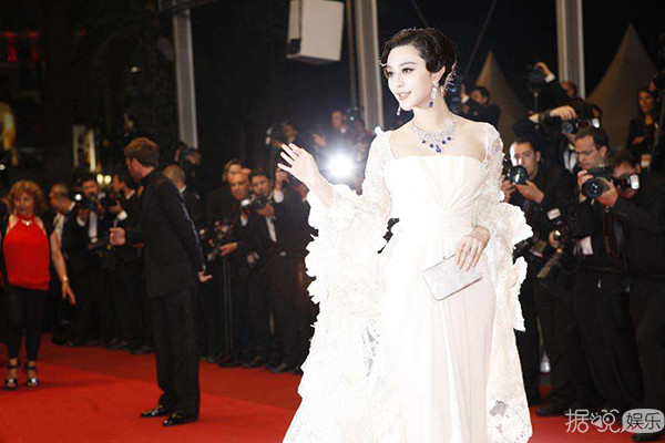 范冰冰首次以评委身份亮相戛纳红毯，此次的她会以何种造型艳压群芳呢？