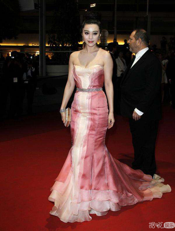 范冰冰首次以评委身份亮相戛纳红毯，此次的她会以何种造型艳压群芳呢？