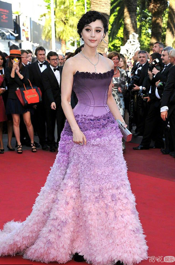 范冰冰首次以评委身份亮相戛纳红毯，此次的她会以何种造型艳压群芳呢？