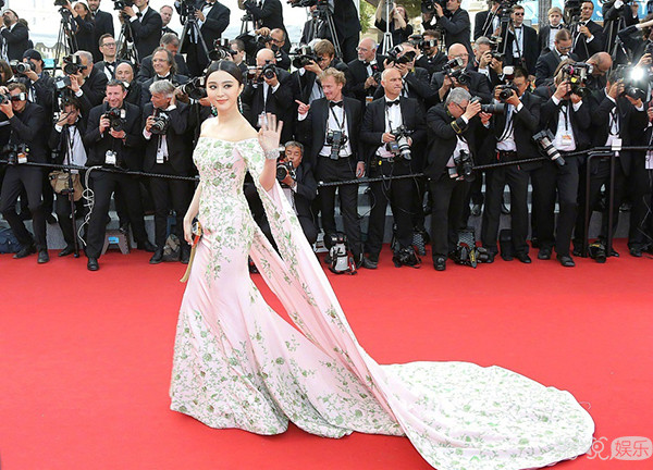 范冰冰首次以评委身份亮相戛纳红毯，此次的她会以何种造型艳压群芳呢？