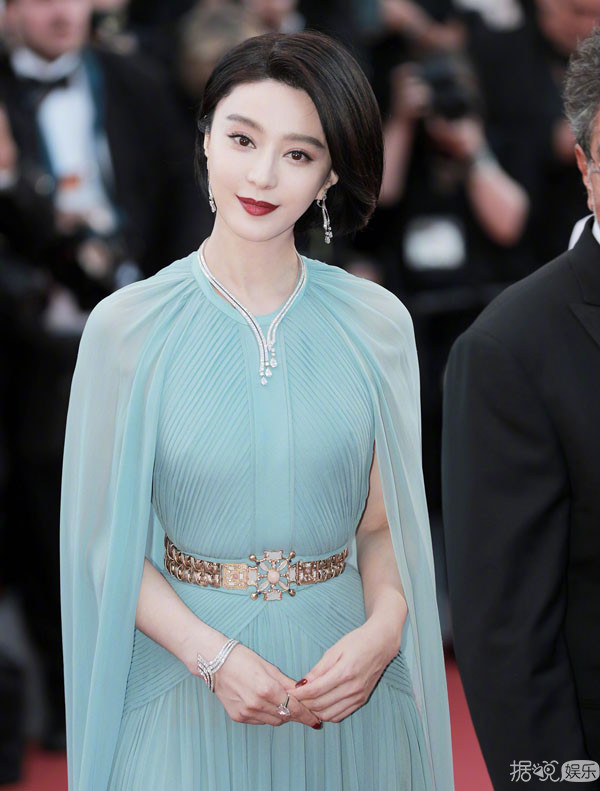 李宇春范冰冰王珞丹杨子姗组成"中国四美"走红毯 哪位会是你的菜? 李宇春范冰冰王珞丹杨子姗组成"中国四美"走红毯 哪位会是你的菜?