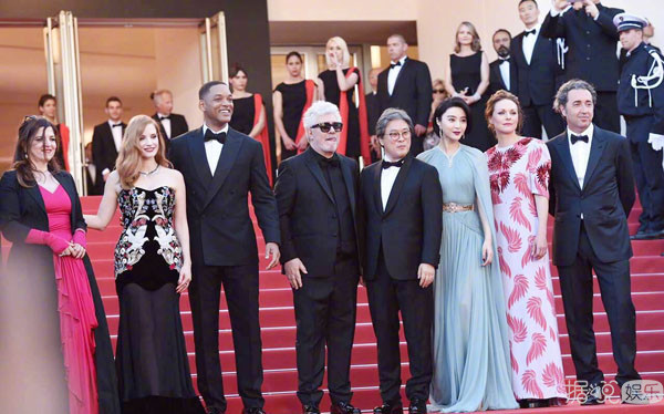 李宇春范冰冰王珞丹杨子姗组成"中国四美"走红毯 哪位会是你的菜? 李宇春范冰冰王珞丹杨子姗组成"中国四美"走红毯 哪位会是你的菜?