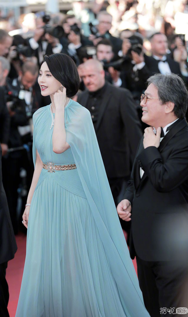 李宇春范冰冰王珞丹杨子姗组成"中国四美"走红毯 哪位会是你的菜? 李宇春范冰冰王珞丹杨子姗组成"中国四美"走红毯 哪位会是你的菜?