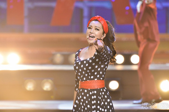 江珊《跨界》实力晋级半决赛  造型复古看呆评委