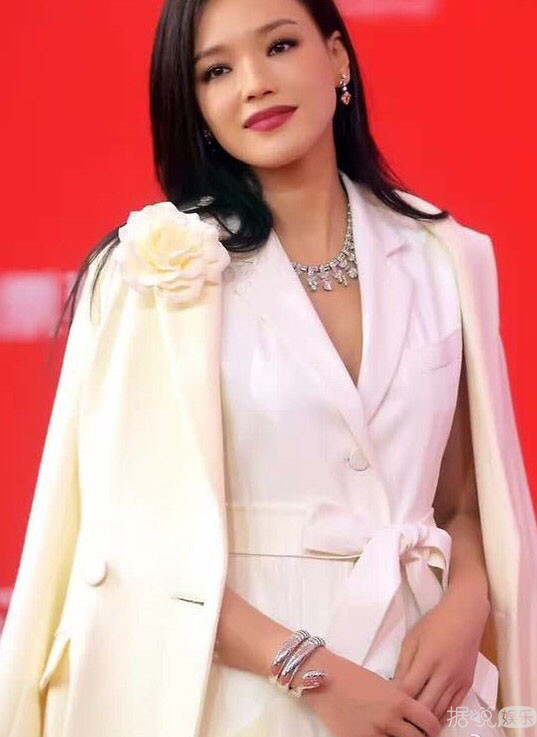 范冰冰穿龙袍红遍戛纳，舒淇也不甘示弱光靠这一点就能甩她几条街！