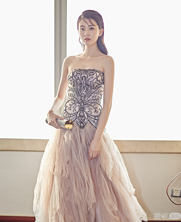 《欢乐颂2》里的"关关"扮演者乔欣，现实中的她却有着两副面孔