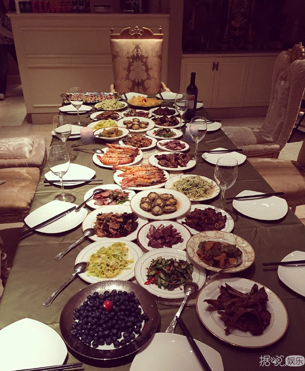 《欢乐颂2》里的"关关"扮演者乔欣，现实中的她却有着两副面孔