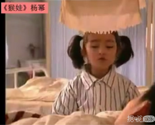 网友挖出杨幂童年影片，缺牙念词都萌萌哒，这样的杨幂你见过吗？