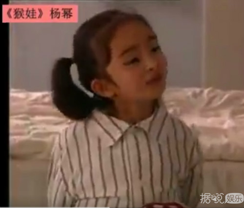 网友挖出杨幂童年影片，缺牙念词都萌萌哒，这样的杨幂你见过吗？