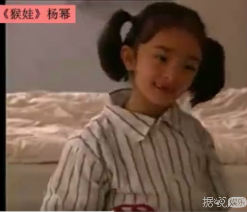 网友挖出杨幂童年影片，缺牙念词都萌萌哒，这样的杨幂你见过吗？