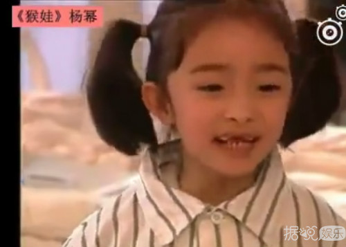 网友挖出杨幂童年影片，缺牙念词都萌萌哒，这样的杨幂你见过吗？