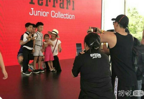 李冰冰和90后男友同出席外甥走秀活动，男友穿背心尽显好身材