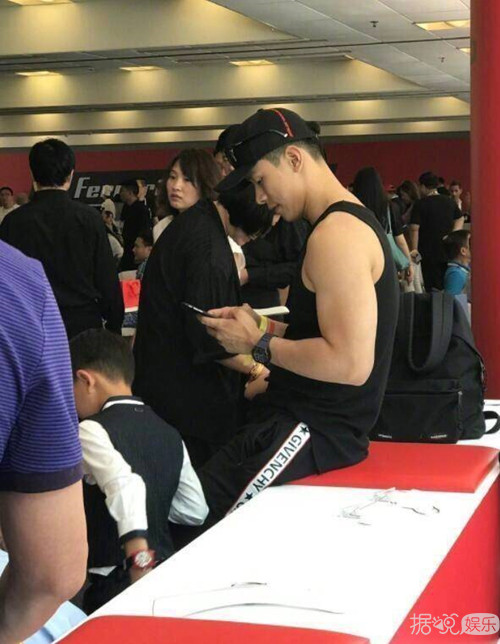 李冰冰和90后男友同出席外甥走秀活动，男友穿背心尽显好身材