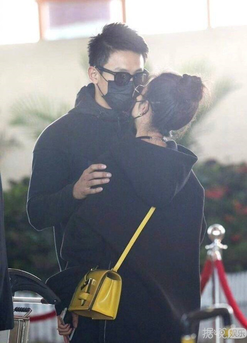 李冰冰和90后男友同出席外甥走秀活动，男友穿背心尽显好身材