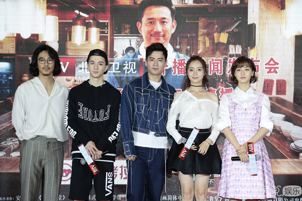 “黄小厨”黄磊掌勺中国版《深夜食堂》 演绎“最温暖”食堂老板 “黄小厨”黄磊掌勺中国版《深夜食堂》 演绎“最温暖”食堂老板