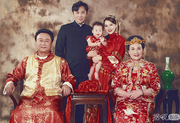 伊能静晒全家福 终于知道秦米粒像谁了！