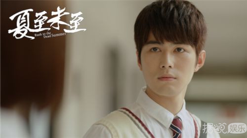 别看《夏至未至》里陆之昂撩妹技能满分，现实中的白敬亭却是大写的注孤生