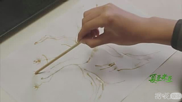 别看《夏至未至》里陆之昂撩妹技能满分，现实中的白敬亭却是大写的注孤生