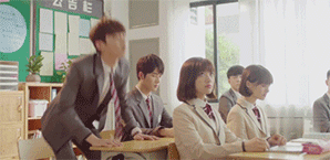 别看《夏至未至》里陆之昂撩妹技能满分，现实中的白敬亭却是大写的注孤生