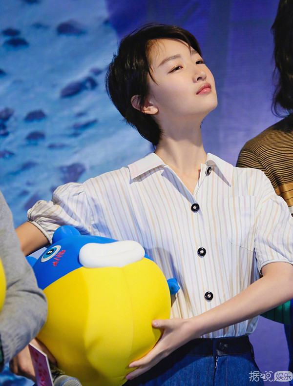 耿直不做作、敢于自黑，周冬雨获封"微博之夜QUEEN"称号简直实至名归