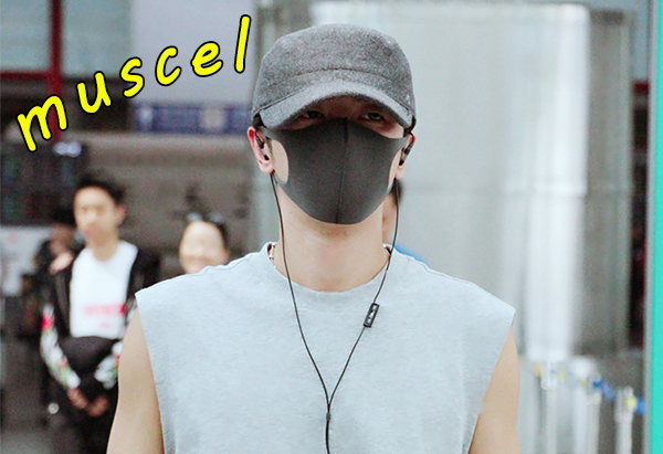 华晨宇现身机场大秀手臂肌肉 没想到被钱包抢了镜