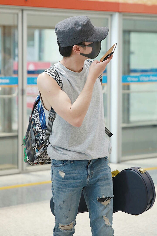 华晨宇现身机场大秀手臂肌肉 没想到被钱包抢了镜