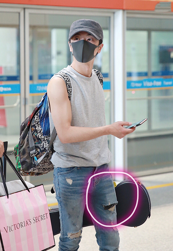 华晨宇现身机场大秀手臂肌肉 没想到被钱包抢了镜