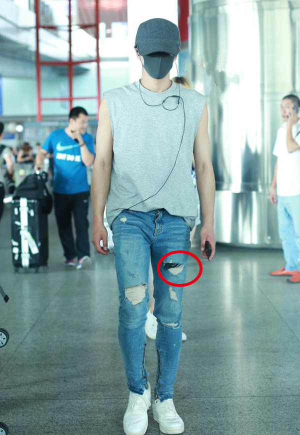 华晨宇现身机场大秀手臂肌肉 没想到被钱包抢了镜