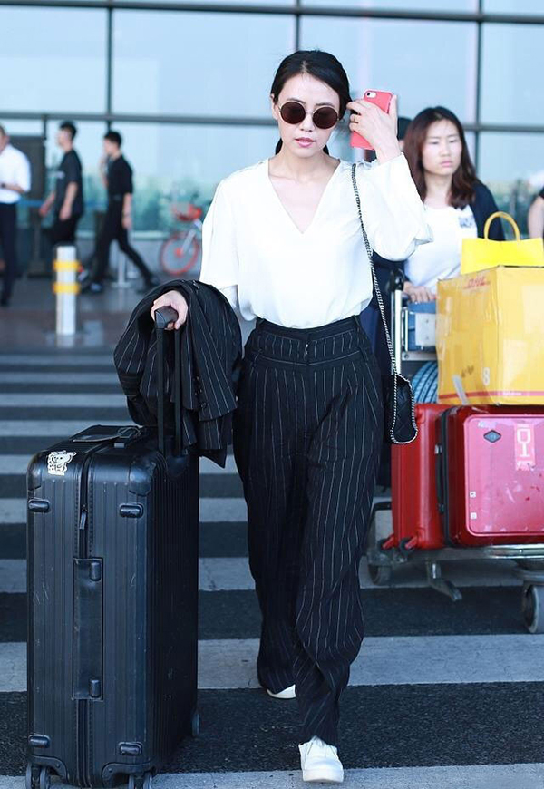 直男女神现身 高圆圆深V上衣性感撩人 大叔都被迷倒