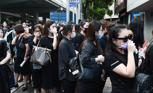 在林肯公园主唱、姚贝娜、安钧璨等英年早逝的明星中，最后一位最让人唏嘘不已