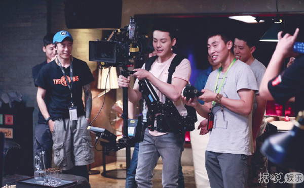 调皮的明星还有谁？陈伟霆、张艺兴、薛之谦，三大道具破坏王果然名不虚传