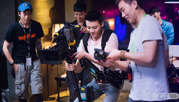 调皮的明星还有谁？陈伟霆、张艺兴、薛之谦，三大道具破坏王果然名不虚传