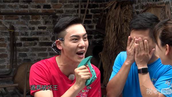 调皮的明星还有谁？陈伟霆、张艺兴、薛之谦，三大道具破坏王果然名不虚传