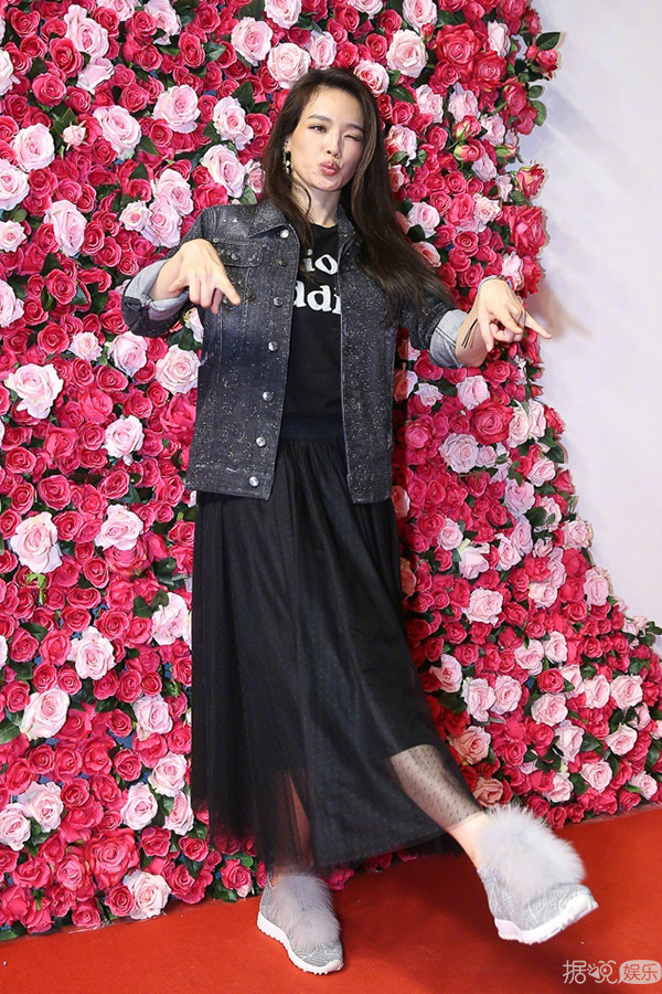 冯德伦舒淇夫妻档现身 抱安吉合照被催生