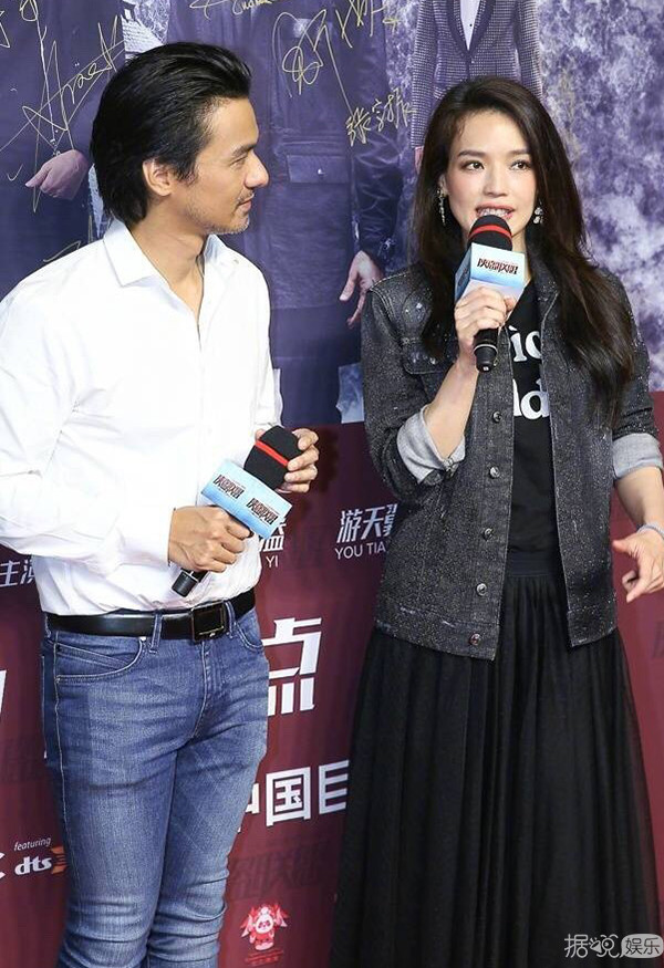 冯德伦舒淇夫妻档现身 抱安吉合照被催生