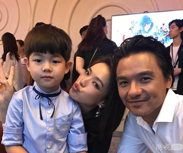 冯德伦舒淇夫妻档现身 抱安吉合照被催生