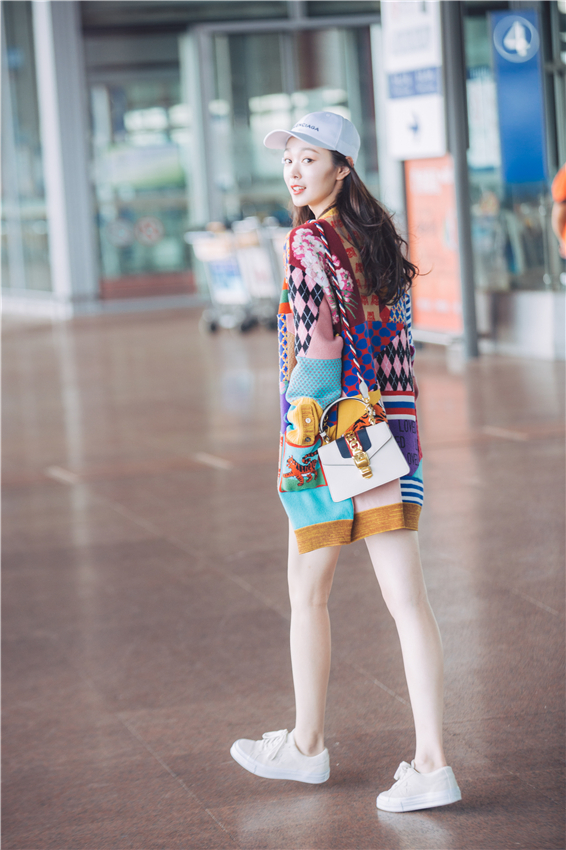 宋轶初秋机场街拍造型示范  简约搭配少女感满满