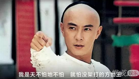 从小鲜肉到光头大叔，这个和周星驰并肩的喜剧之王经历了什么？
